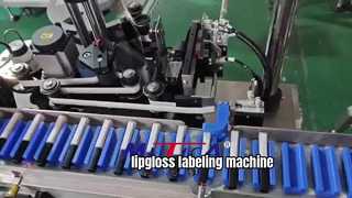 Etiketteermachine voor flesbodem voor lipgloss