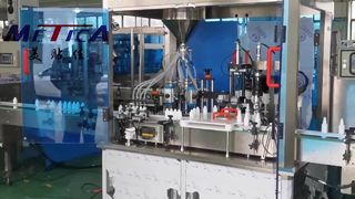 Automatische machine voor het vullen van flessen met dop