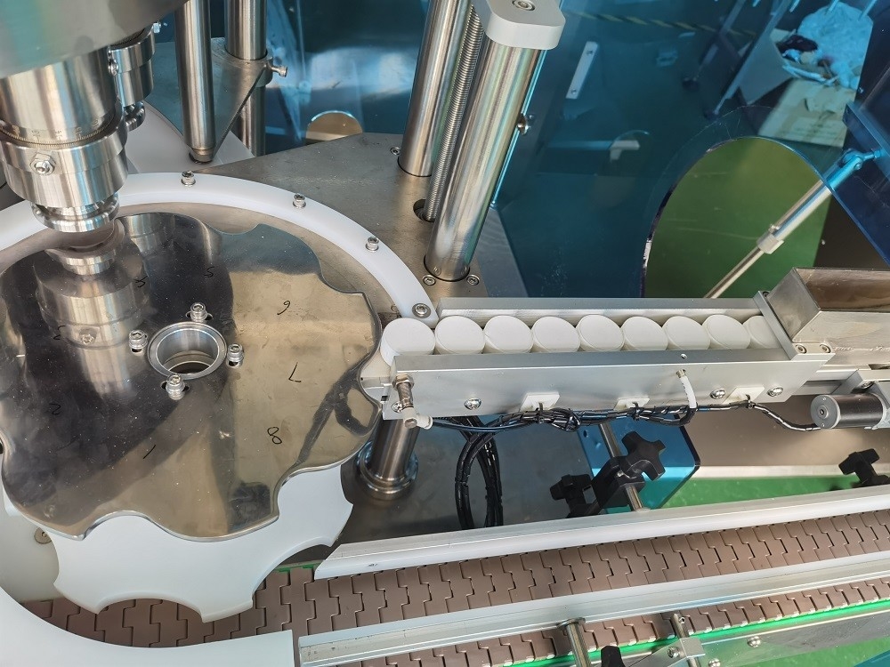 8000BPH plastic Automatische Oliefles het Afdekken Machine Roterende Type Hoge snelheid