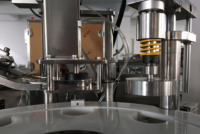 Automatische Roterende de Fles van het Typeglas het Afdekken Machine SS304 2000bph