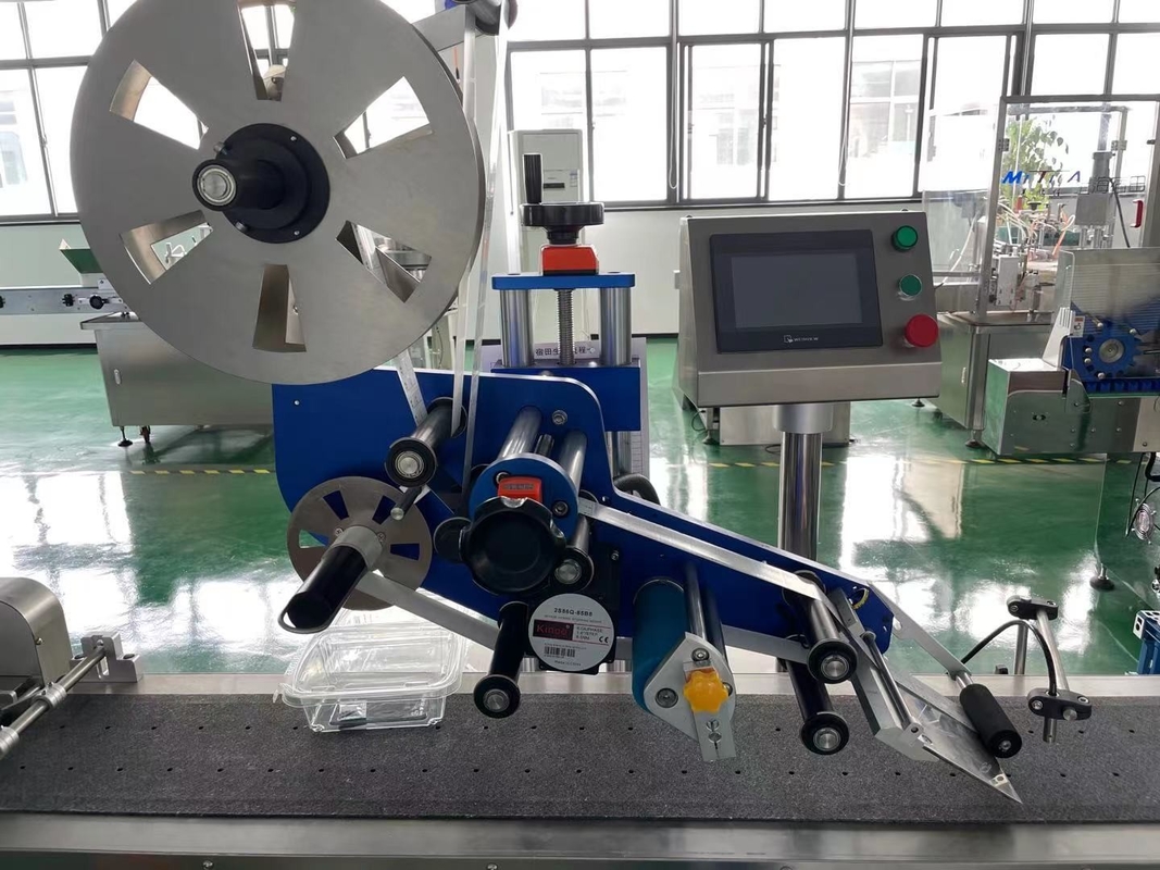 Automatische papier-plastieksakkenetiketteringsmachine voor flessen met een makkelijke onderhoudsnauwkeurigheid van 1000-3000 BPH