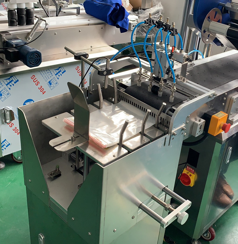 Automatische papier-plastieksakkenetiketteringsmachine voor flessen met een makkelijke onderhoudsnauwkeurigheid van 1000-3000 BPH