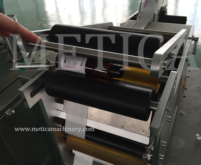 Semi-automatische machine voor het etiketteren van flessen met lage kosten Papier Plastic Metal Label Type 500-1000 BPH Capaciteit