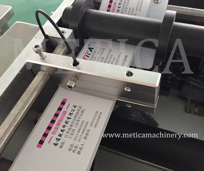 Semi-automatische machine voor het etiketteren van flessen met lage kosten Papier Plastic Metal Label Type 500-1000 BPH Capaciteit
