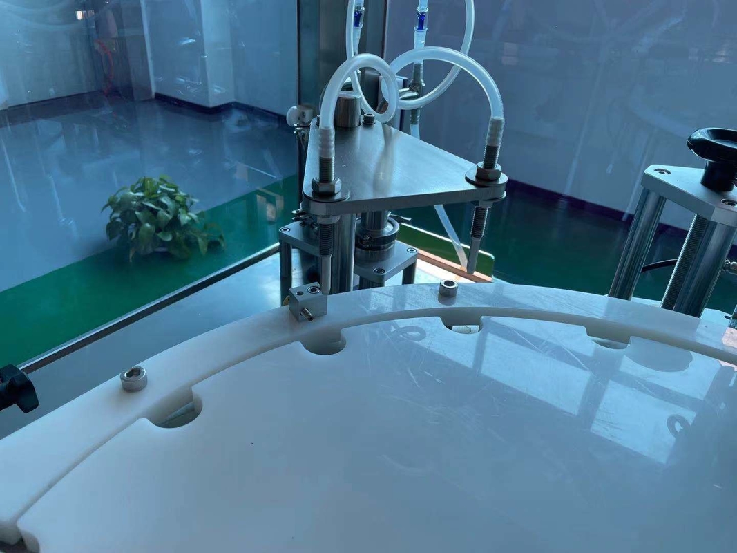 Automatische monoblokflesvuller voor essentiële oliën en soortgelijke producten